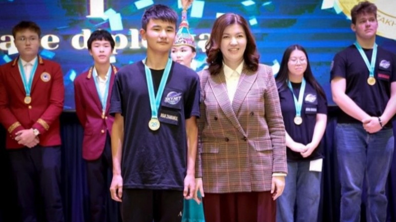 Министрдің қолынан марапат: Жамбылдық оқушылар халықаралық додада жарқырады