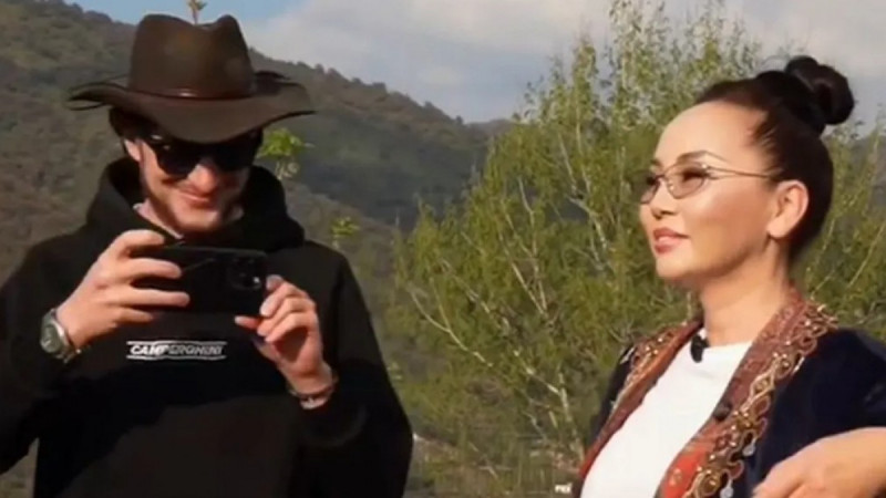 Баян Алагөзова америкалық блогерді қазақы дәстүрмен қарсы алды