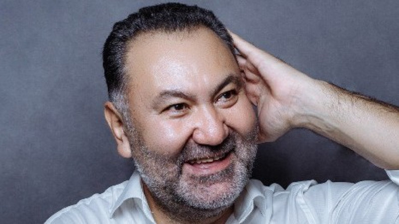 «Ақшасын жас қыздарға шашады»: танымал әншіге ауыр айып тағылды