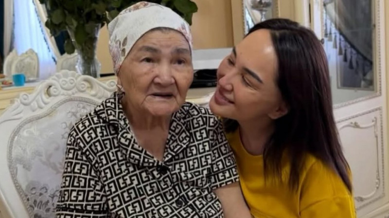 Ләйлә Сұлтанқызы Батырханның анасымен кездесті: жүрек тебірентерлік жазба