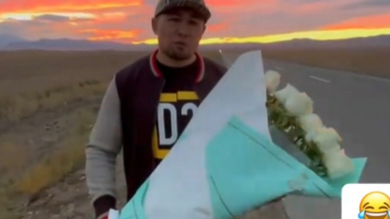 Жол үстінде тоқтап, анасына тілек айтты: Ардақ Назаров тағы трендте