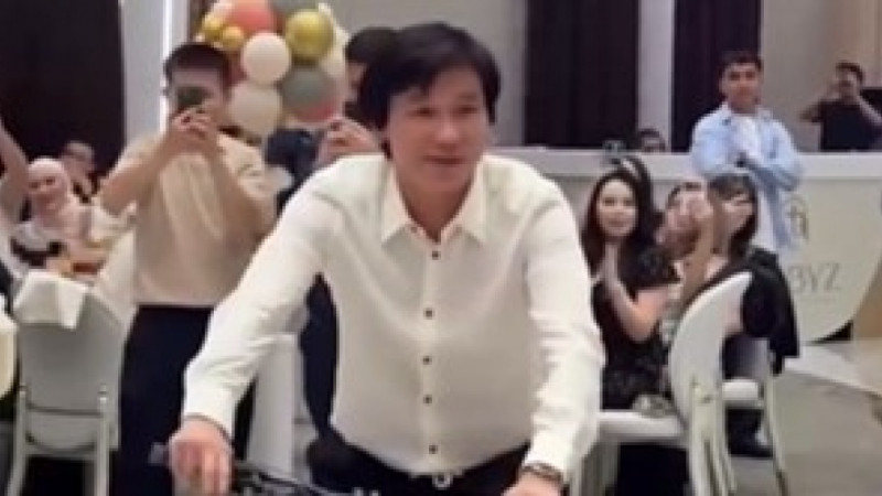 «Баладай қуанды»: Қайрат Нұртас тойда велосипед ұтып алды