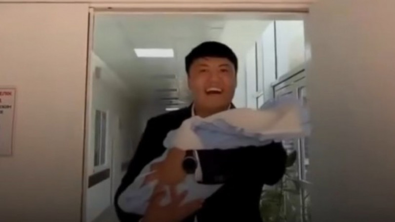 Белгілі актер өзінен 19 жас кіші аруға үйленіп, ұлды болды