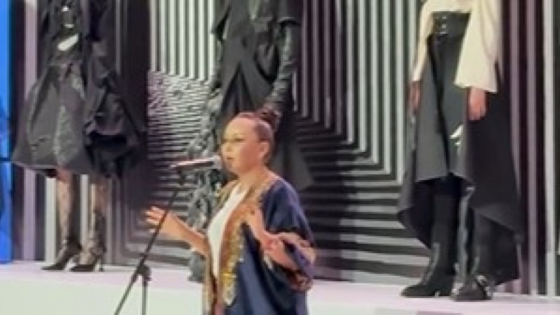 Баян Алагөзова жас дизайнерге 2 млн теңге берді