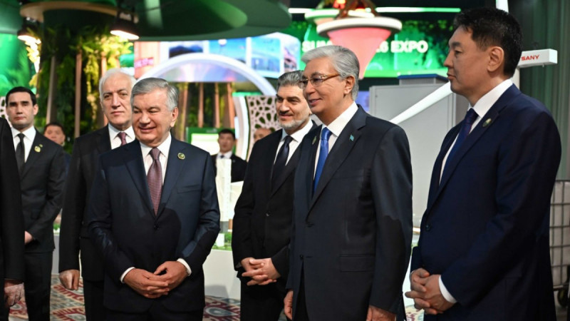 Мемлекеттер басшылары Өңірлік экологиялық саммиттің көрме павильондарын аралады