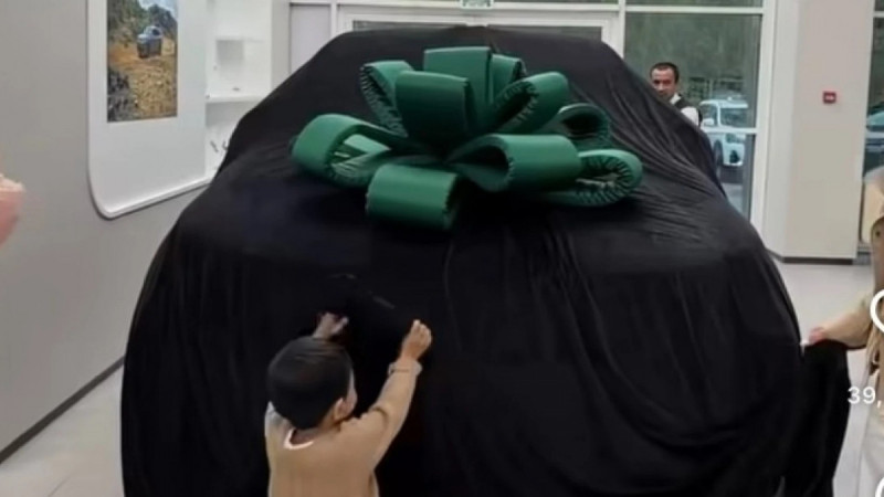 Айнұр Тұрсынбаева келінінің туған күніне көлік тарту етті