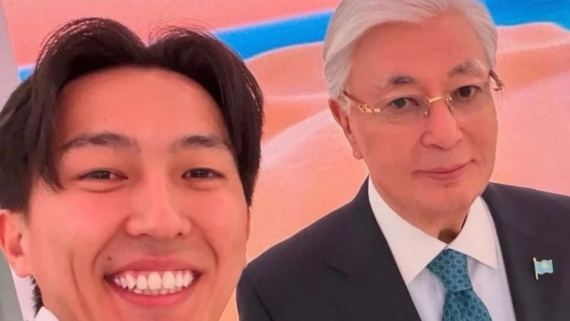 Әлемнің үздік тревел-блогері атанған Дастан Мұхамедрақым Тоқаевпен кездесті