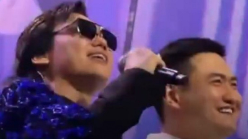 Сахнадағы шынайы достық: Қайрат Нұртас пен Төреғали Төреәлінің ерекше сәті