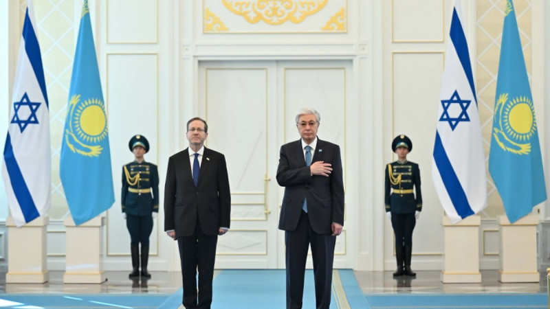 Ақордада елімізге ресми сапармен келген Израиль Президенті Ицхак Герцогты салтанатты қарсы алу рәсімі өтті