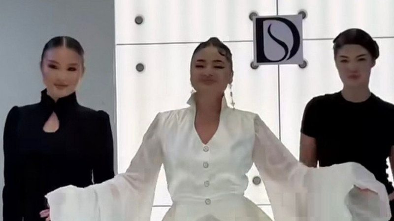 Мөлдір Мұқан қызының қуанышында: подиумдағы видео желіні тәнті етті