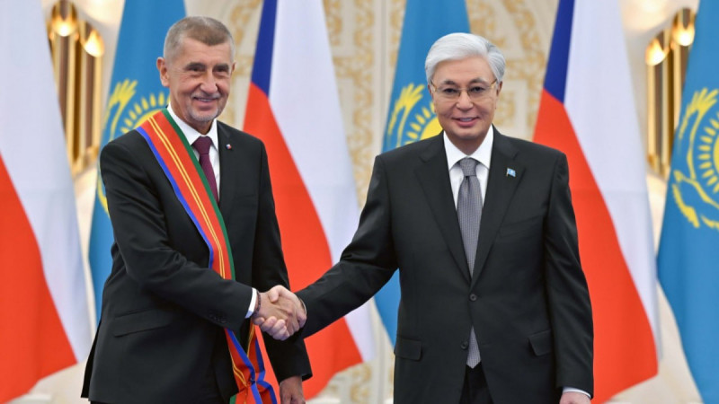 Президент Чехия Премьер-министрін І дәрежелі «Достық» орденімен марапаттады