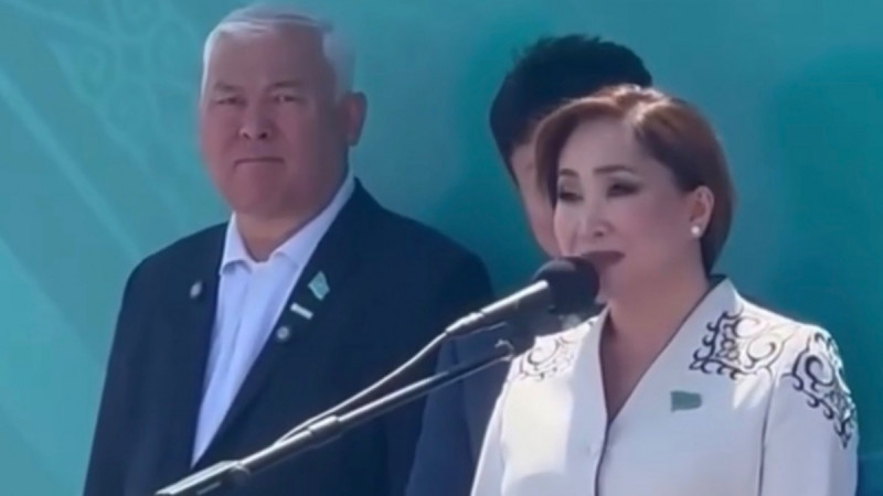 Қарақат Әбденнің сахнадағы сәлемі қызу талқыға түсті