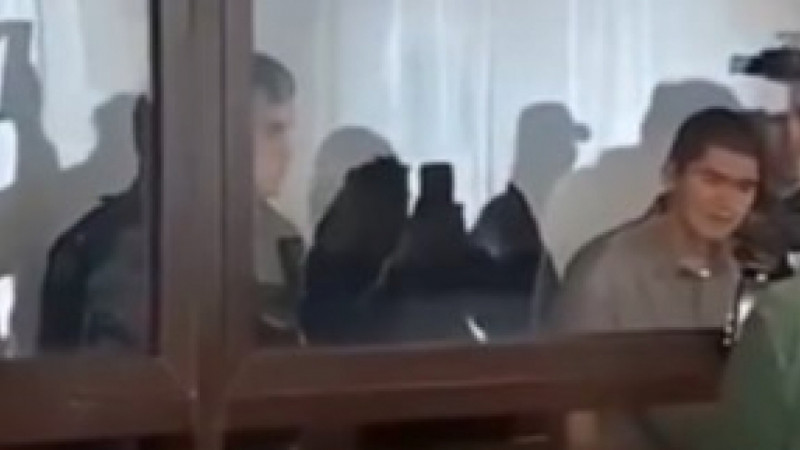 Атырауда бүтін бір отбасыны өлтірді деген күдікті сотта қылмысты қалай жасағанын айтты