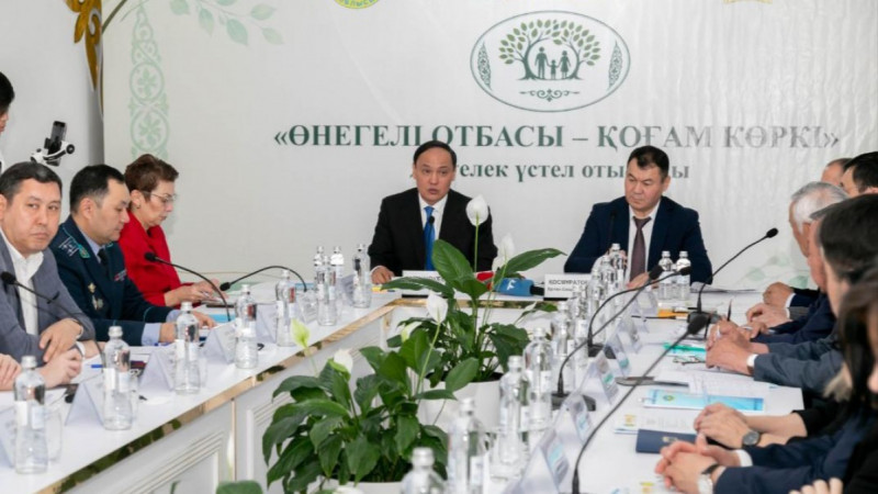 Таразда «Өнегелі отбасы – қоғам көркі» тақырыбында дөңгелек үстел өтті