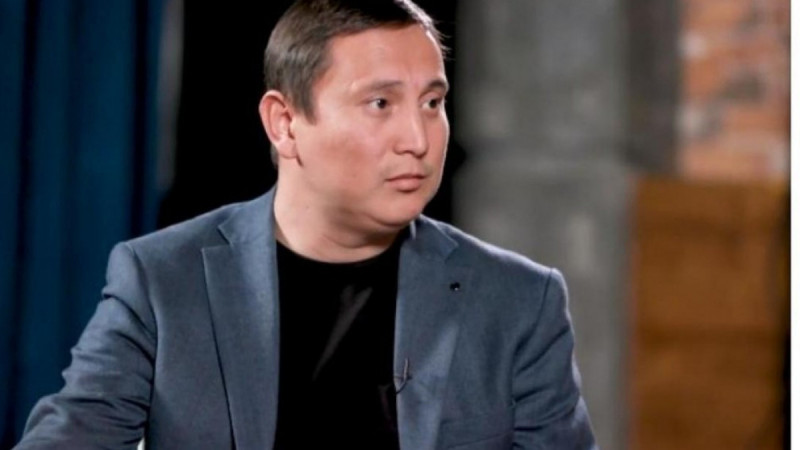 «Менде бәрі бар, тек анам жоқ»: Қайрат Әділгерей елді жылатты