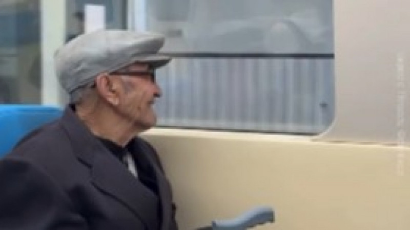 «Көз жасын әрең ұстап тұрды»: жаңа LRT-ге мінген қария Қазнетті елжіретті