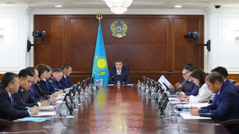 Президент Жарлығын жүзеге асыру аясында білім беру жүйесіне ЖИ енгізу: Премьер-министр Оқу-ағарту министрлігі жұмысына назар аударды