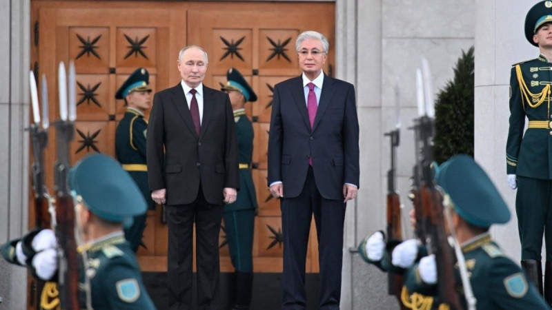 Тоқаев Ресей Президенті Владимир Путинді Астана әуежайында қарсы алды