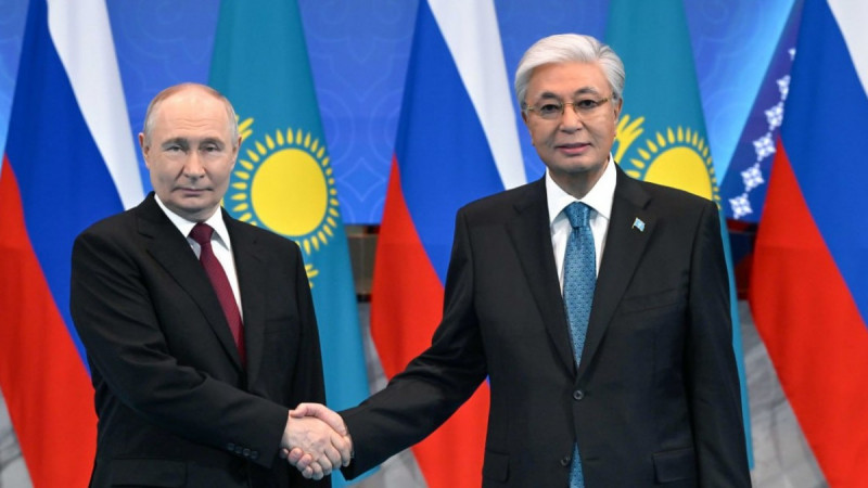 Тоқаев пен Путин шағын құрамда келіссөз жүргізді: АЭС құрылысы мен стратегиялық серіктестік талқыланды
