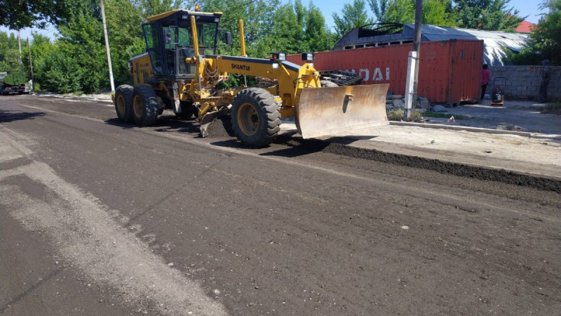 Комратов көшесі жөндеуден өтуде