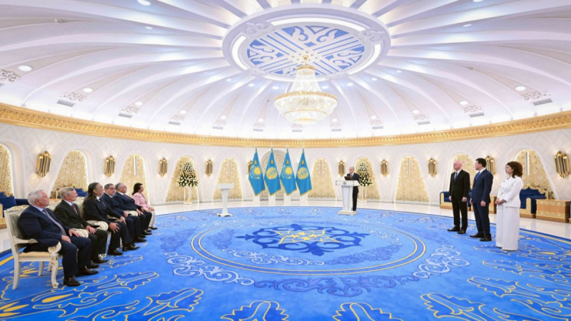Қасым-Жомарт Тоқаев марапат иелерін құттықтап, әрқайсысының ел үшін сіңірген еңбегіне жеке-жеке тоқталды