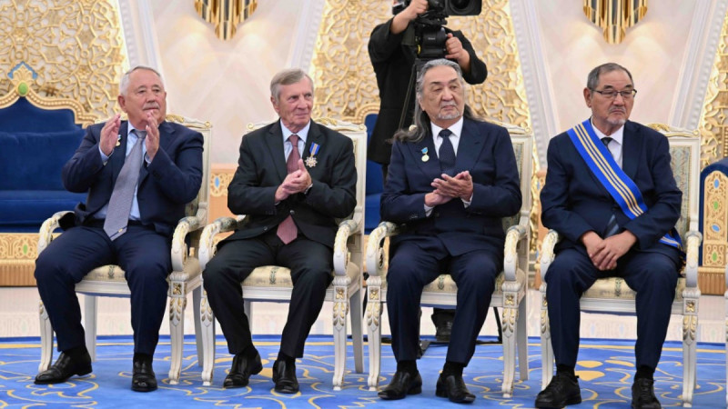 Президент мемлекетіміздің дамуына Тәуелсіздіктің елең-алаңынан бастап белсене атсалысып келе жатқан Александр Судьинге алғыс айтты