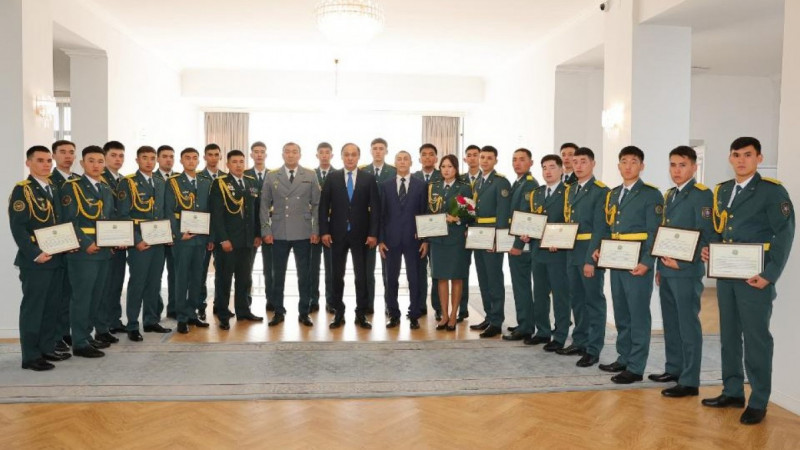 Ербол Қарашөкеев жас офицерлермен кездесті