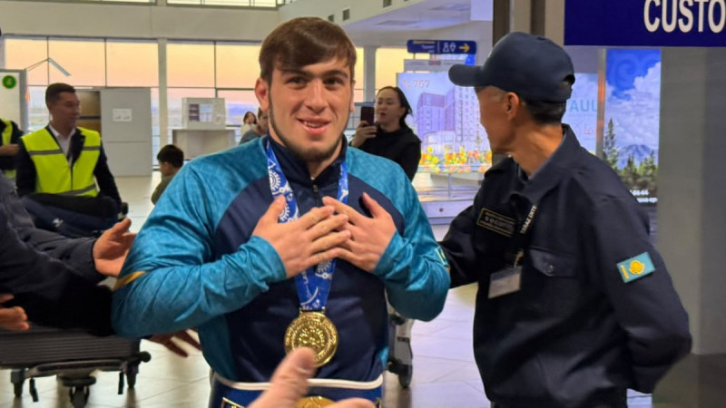Жамбылдық әлем чемпионы Юсуф Ашраповты салтанатты түрде күтіп алды