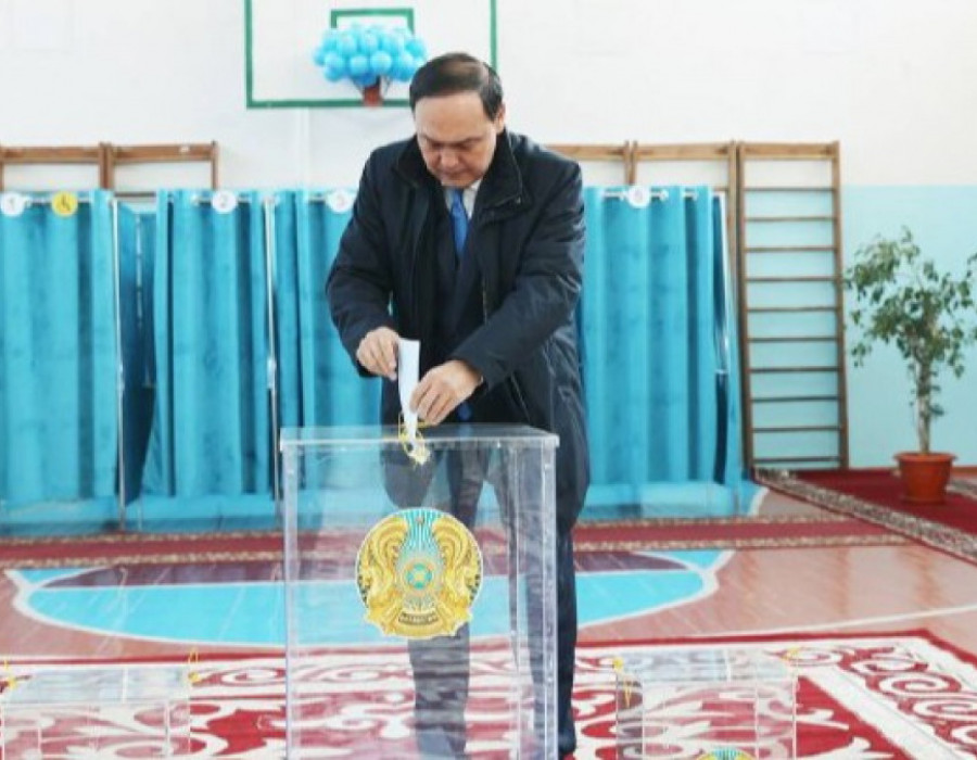 ЖАМБЫЛ ОБЛЫСЫНЫҢ ӘКІМІ ЕРБОЛ ҚАРАШӨКЕЕВ РЕФЕРЕНДУМДА ДАУЫС БЕРДІ