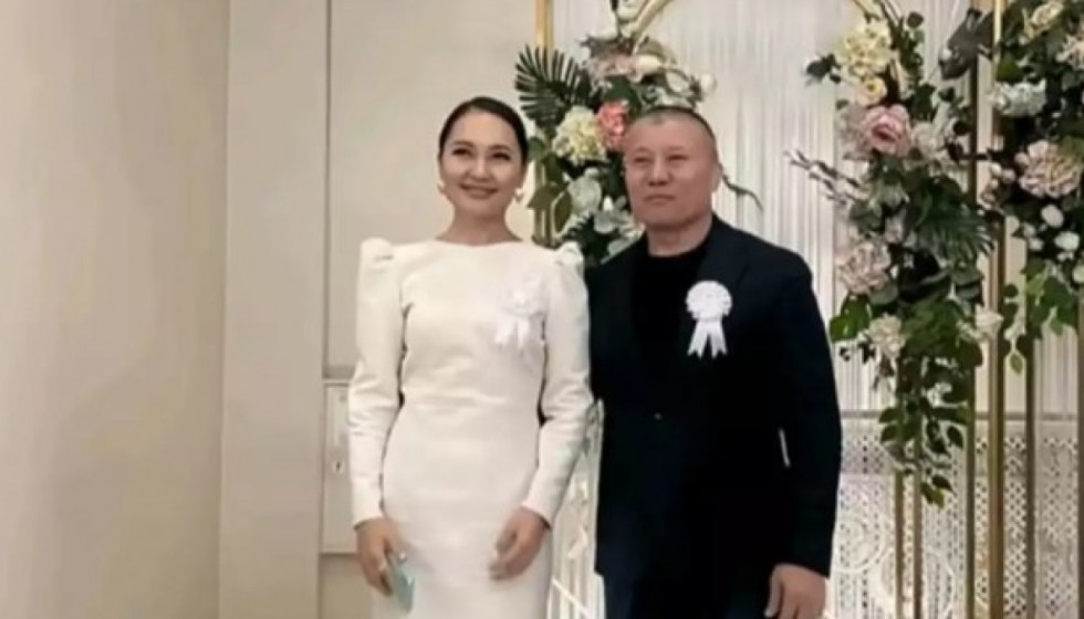 Баян Алагөзованың бұрынғы күйеуі өзінен 20 жас кіші қызбен көрінді