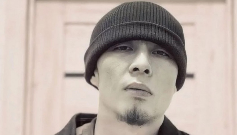 Ақтөбеде көше тазалап жүрген әнші: Омар Амантаевқа қатысты сот шешімі орындалып жатыр