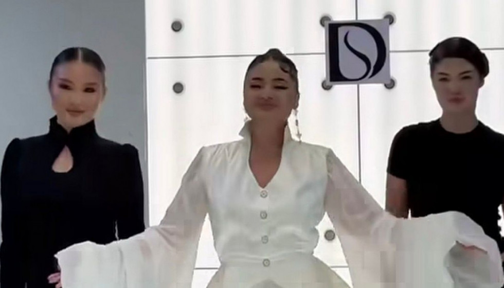 Мөлдір Мұқан қызының қуанышында: подиумдағы видео желіні тәнті етті